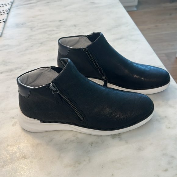 Johnston & Murphy Emery Zip Booties - Picture 1 of 10